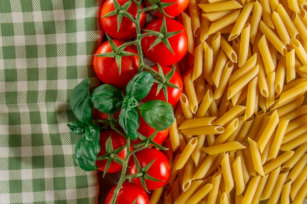 Große Zusammensetzung mit Makkaroni, Tomaten und Tischdecke