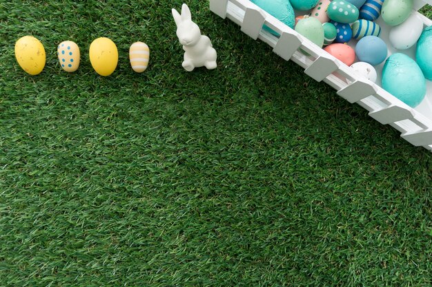 Große Zusammensetzung mit Ostern Artikel und Gras Hintergrund