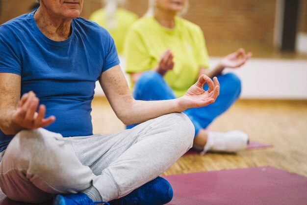 Großeltern in Yoga-Pose