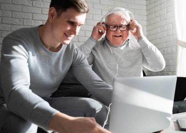 Großeltern lernen den Umgang mit digitalen Geräten