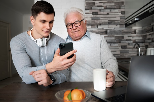 Großeltern lernen den Umgang mit digitalen Geräten