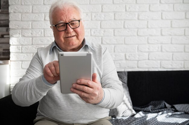 Kostenloses Foto großeltern lernen den umgang mit digitalen geräten