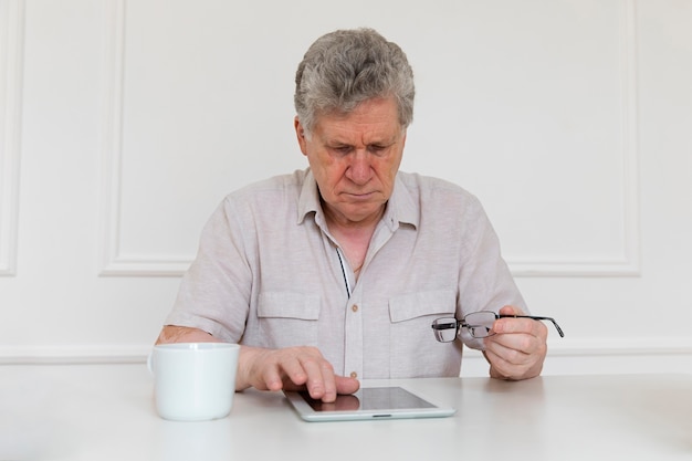 Großeltern lernen, digitale Geräte zu benutzen