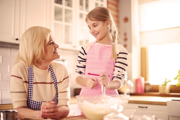 Großeltern und Enkel backen gemeinsam