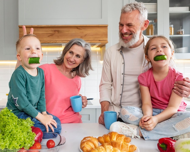 Großeltern und Enkelkinder mittlerer Schuss