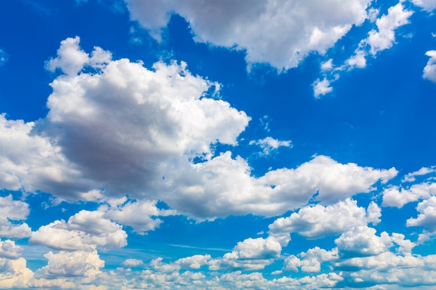 Großer blauer Himmel mit Wolken