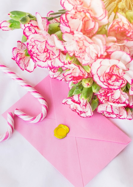 Großer Blumenblumenstrauß mit hellem Umschlag auf Tabelle