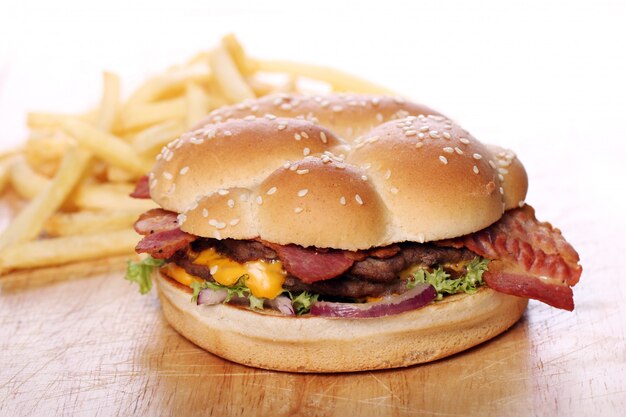 Großer Burger und Pommes