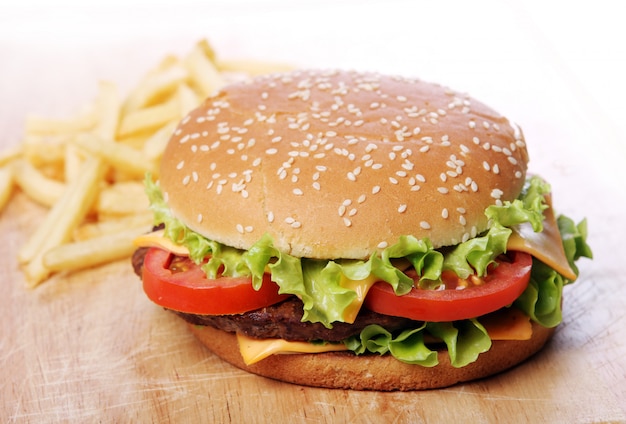 Großer Burger und Pommes