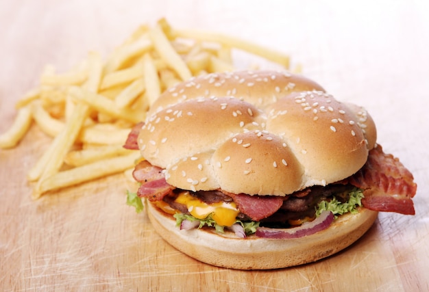 Großer Burger und Pommes