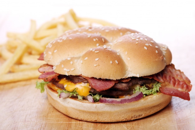 Großer Burger und Pommes