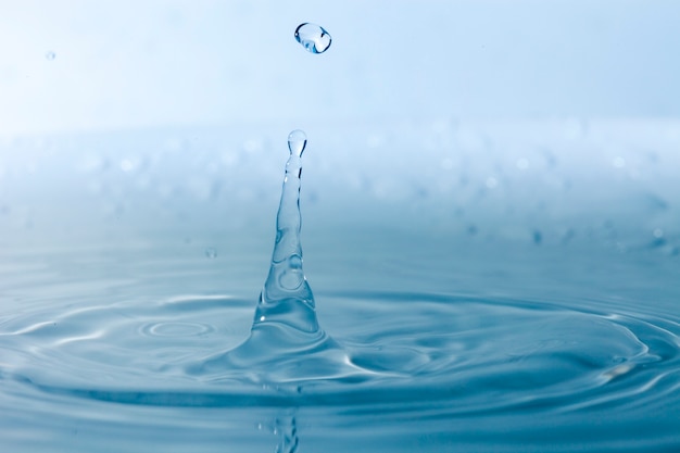 Großer Hintergrund mit Wasser in Bewegung