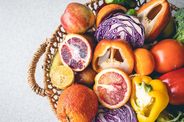 Kostenloses Foto großer korb mit obst- und gemüsenahaufnahme