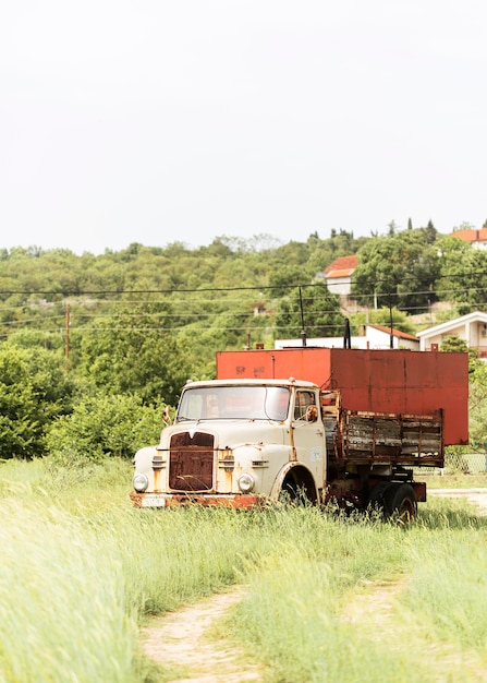 Großer rostiger LKW auf dem Feld