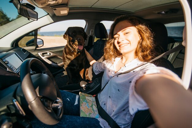 Großer schwarzer Hund im Auto