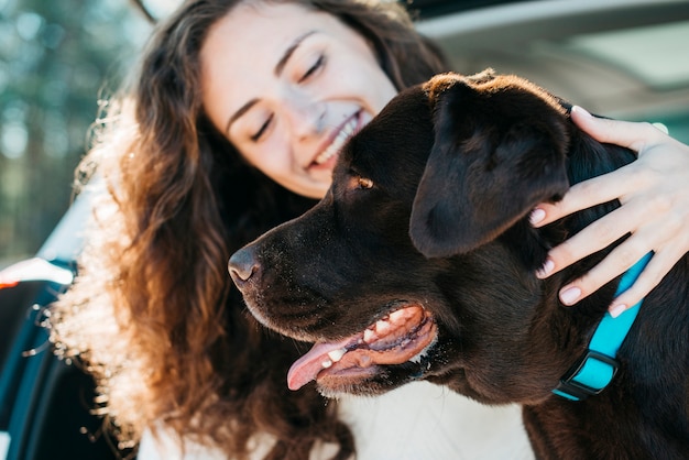 Großer schwarzer Hund im Auto