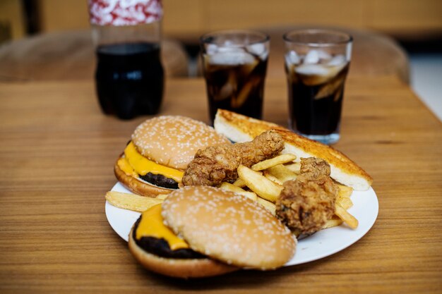 Großer Teller mit Junk-Food