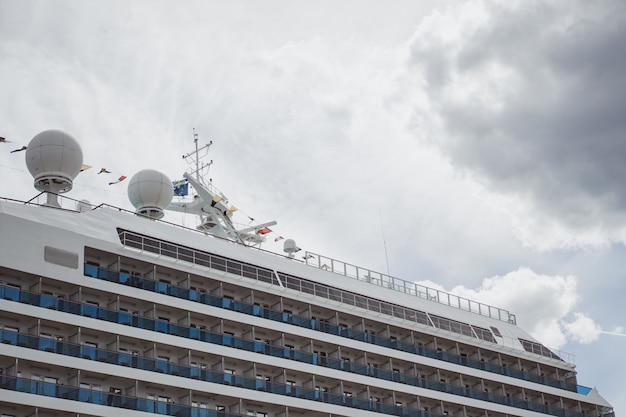 Großes schiff im hafen