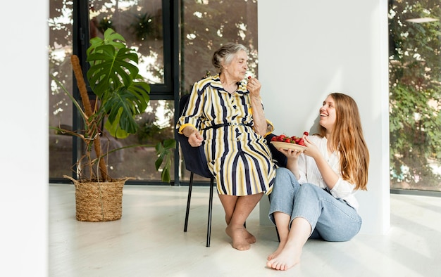 Großmutter glücklich, Zeit mit Enkelin zu verbringen