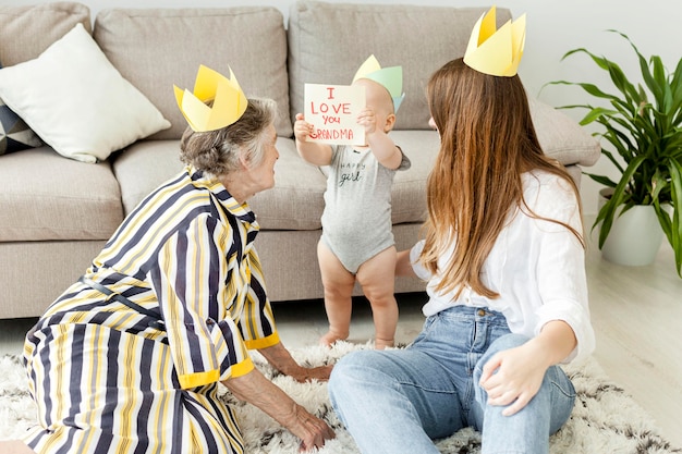 Kostenloses Foto großmutter glücklich, zeit mit familie zu verbringen