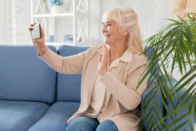 Großmutter macht Selfie