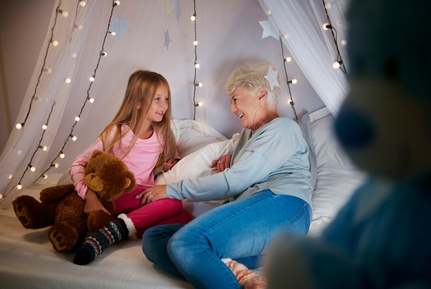 Großmutter und Enkelin im Schlafzimmer