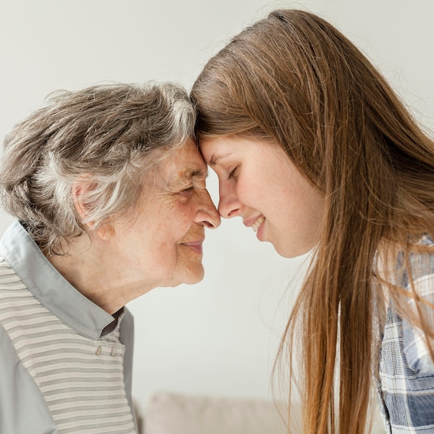 Großmutter verbringt viel Zeit mit der Familie