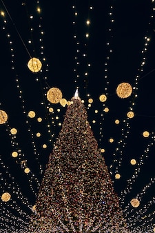 Großstadt-weihnachtsbaum mit vielen lichtern