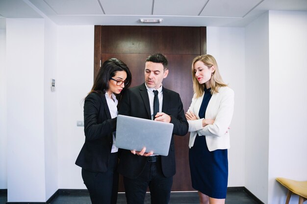 Großunternehmen mit Laptop