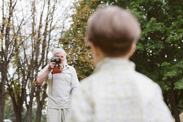 Großvater, der Fotos des Enkels macht