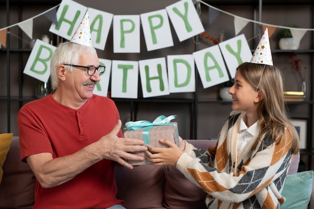 Großvater mit mittlerem Schuss erhält Geschenk