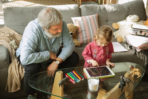 Großvater und Enkel spielen zu Hause zusammen.