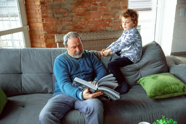 Großvater und sein Enkel verbringen Zeit isoliert zu Hause und studieren