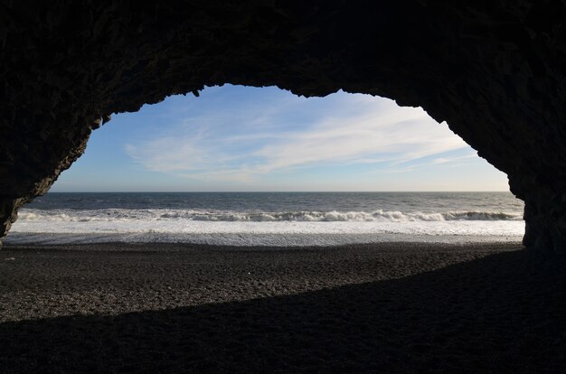 Grotte an einem Strand von Reynsifjara in Vik Island gefunden