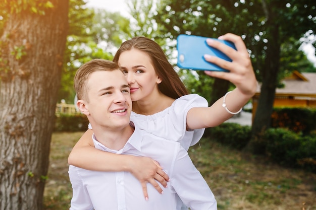 grün Lächeln Junge Lebensstil Liebe