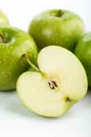 Kostenloses Foto grüne äpfel frisch ausgereift saftig perfekt isoliert auf weißem schreibtisch