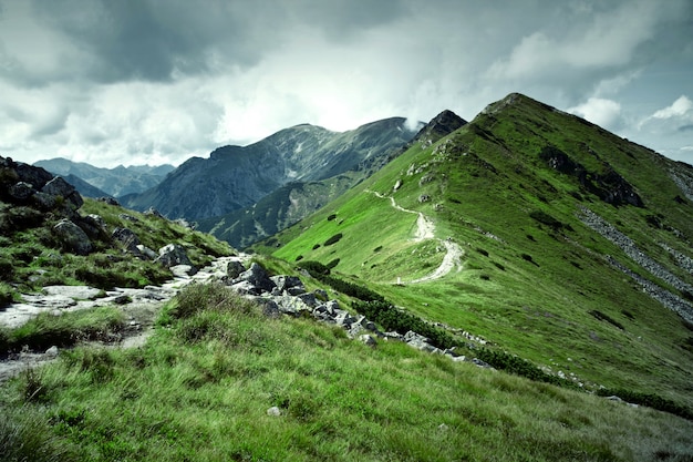 Grüne Berge und dunklen bewölkten Himmel.