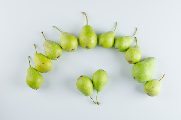 Grüne Birnen auf einem weißen Hintergrund. flach liegen.