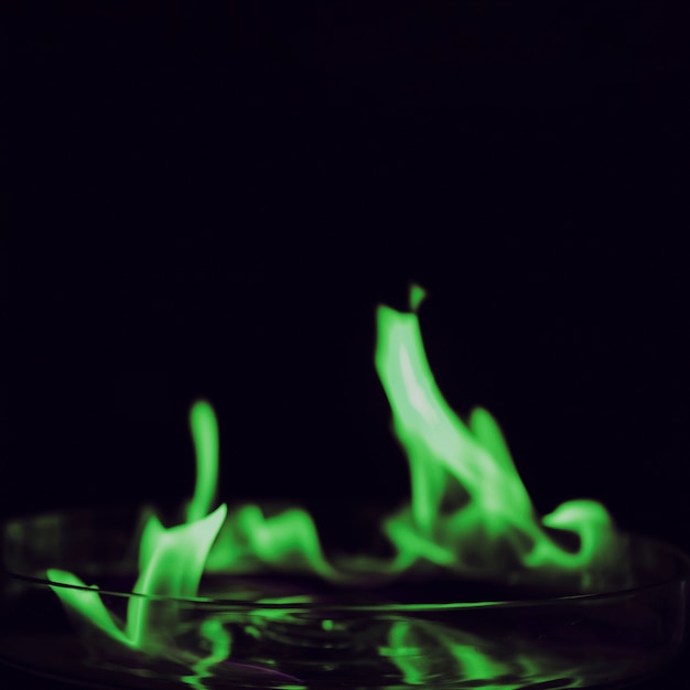 Grüne Feuerflamme auf schwarzem Hintergrund