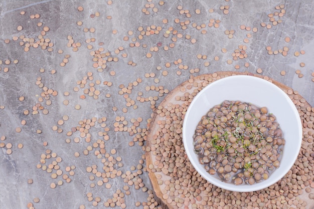 Grüne Linsenbohnensuppe mit Kräutern und Gewürzen