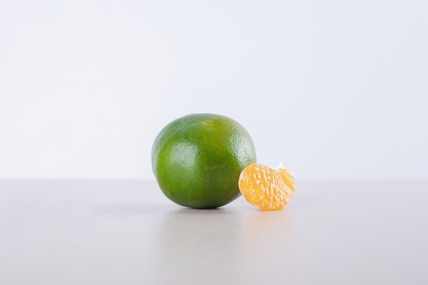 Grüne Mandarine mit winziger Mandarine.