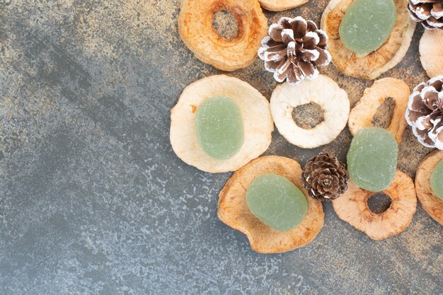 Grüne Marmelade mit getrockneten Früchten und Tannenzapfen auf Marmorhintergrund. Hochwertiges Foto