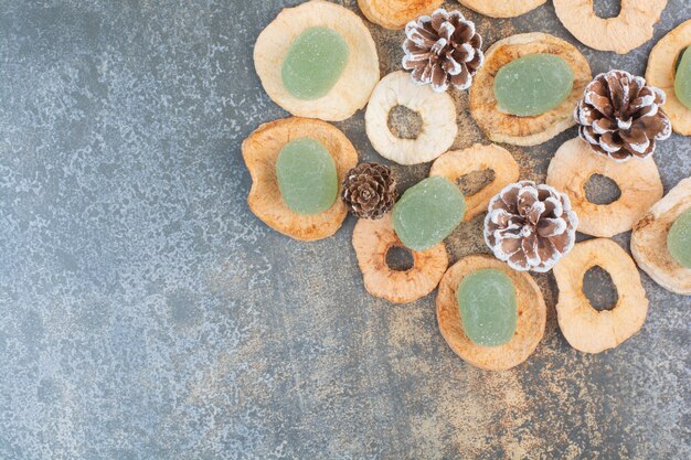 Grüne Marmelade mit getrockneten Früchten und Tannenzapfen auf Marmorhintergrund. Hochwertiges Foto