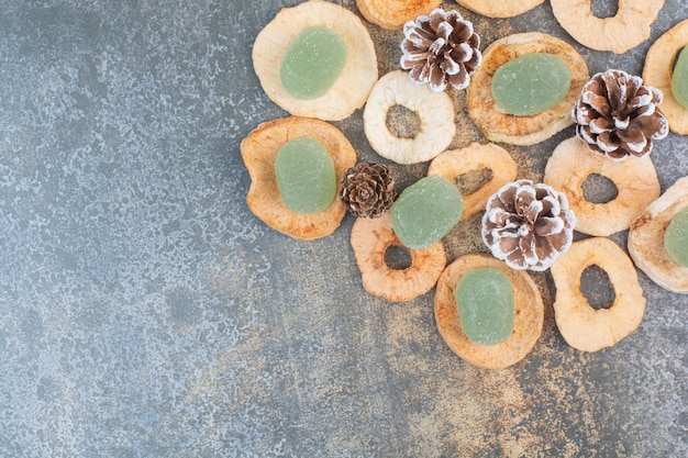 Grüne Marmelade mit getrockneten Früchten und Tannenzapfen auf Marmorhintergrund. Hochwertiges Foto