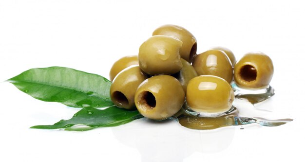 Grüne Oliven in Öl