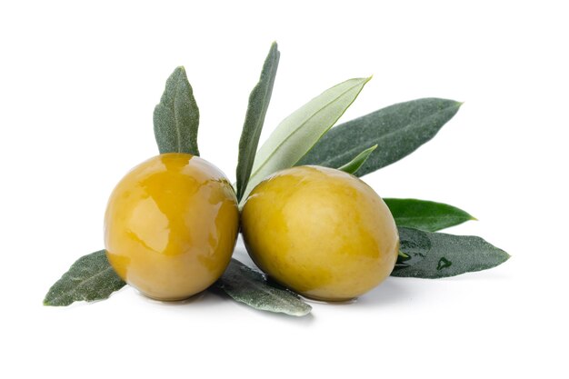 Grüne Oliven mit Blättern auf weißem Hintergrund