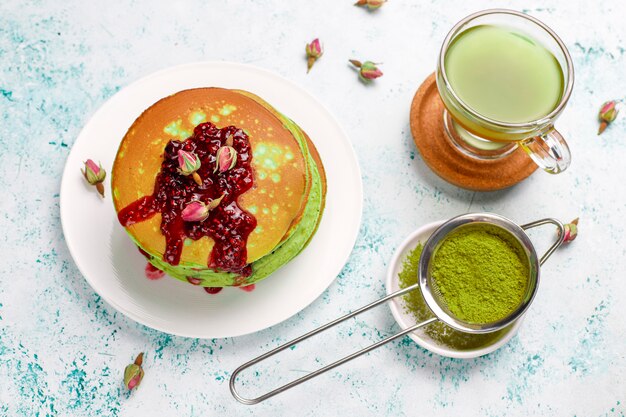 Grüne Pfannkuchen mit Matcha-Pulver mit roter Marmelade, Draufsicht