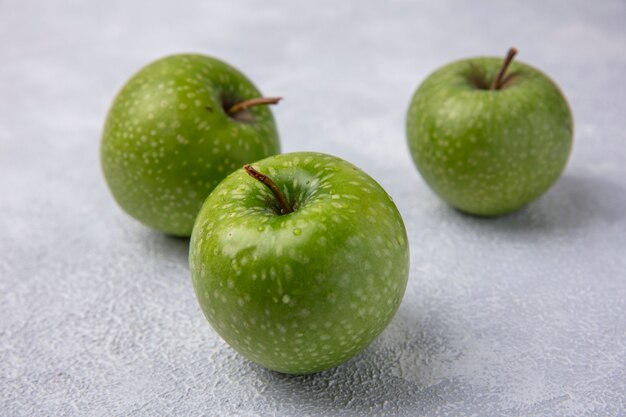 Grüne Äpfel der Vorderansicht auf weißem Hintergrund
