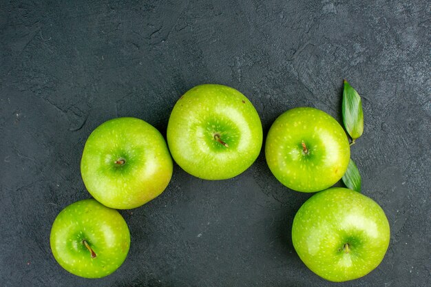 Grüne Äpfel von oben auf Kopierfläche der dunklen Oberfläche