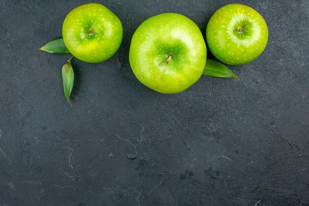 Grüne Äpfel von oben auf Kopierfläche der dunklen Oberfläche